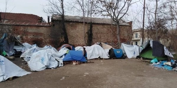 Θεσσαλονίκη: Μετανάστες έστησαν αντίσκηνα μια ανάσα από το κέντρο της πόλης